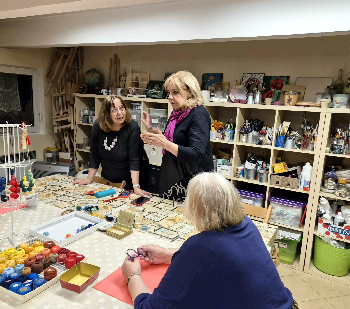 Náhrdelníky z bavlniek a drevených korálkov